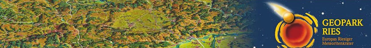 Luftaufnahme des Geoparks Ries mit dazugehörigem Logo und Schriftzug „Geopark Ries Europas Riesiger Meteoritenkrater“ rechts im Bild