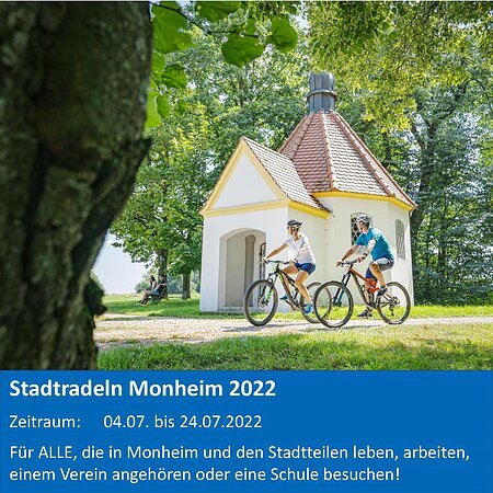 Zwei Personen fahren auf Fahrrädern an einer kleinen Kapelle vorbei. Text informiert über Stadtradeln Monheim 2022. Rechts unten im Eck ein QR-Code zur Veranstaltung und das Logo der Stadt Monheim.