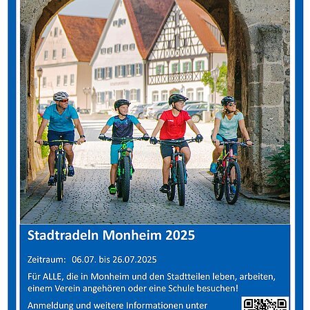 Ein blau/weißes Plakat zum Stadtradeln: Vier Personen fahren mit Fahrrädern durch einen Torbogen in der Stadt Monheim. Unter dem Bild der Text: "Stadtradeln Monheim 2025" und weitere Angaben zum Datum; Uhrzeit und dem Ort. Unten rechts im Eck, das Logo der Stadt Monheim und ein QR-Code.