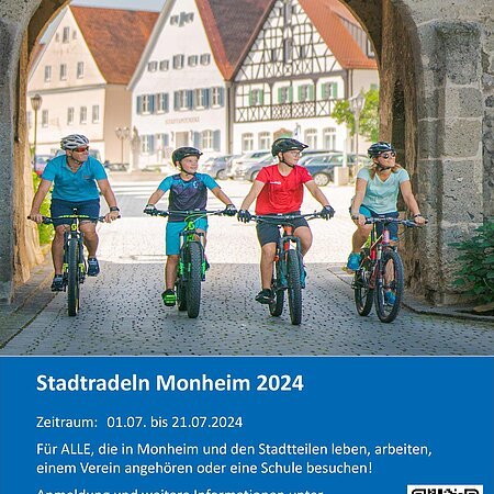 Ein blau/weißes Plakat zum Stadtradeln: Vier Personen fahren mit Fahrrädern durch einen Torbogen in der Stadt Monheim. Unter dem Bild der Text: "Stadtradeln Monheim 2025" und weitere Angaben zum Datum; Uhrzeit und dem Ort. Unten rechts im Eck, das Logo der Stadt Monheim und ein QR-Code.