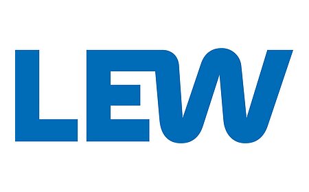 Logo mit den blauen Großbuchstaben „LEW“ auf weißem Hintergrund
