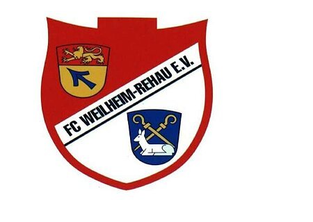 FC Weilheim - Logo Wappen mit rotem Rand, oben ein gelbes Schild mit Löwe auf rotem Hintergrund, unten ein blaues Schild mit Lamm und Schlüsseln auf weißen Hintergrund, mittig im Wappen steht quer der Text: FC Weilheim-Rehau e.V.