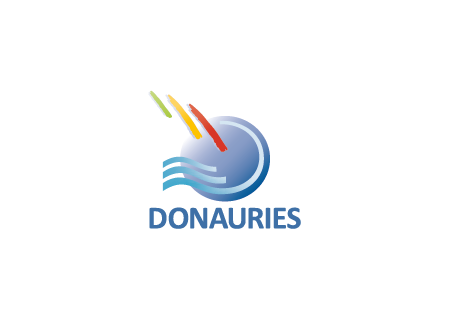Logo des Landkreises Donau-Ries: ein blauer Kreis mit drei stilisierten blauen Wellen und drei farbigen Linien darüber. Darunter der Schriftzug „DONAURIES“ in Großbuchstaben.