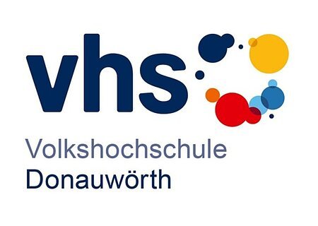 Logo der Volkshochschule Donauwörth mit den kleingeschriebenen dunkelblauen Buchstaben vhs und farbigen Kreisen rechts davon. Darunter der Schriftzug Volkshochschule Donauwörth in dunkelblauer Farbe. Alles auf weißem Hintergrund.