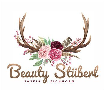 Gezeichnete braune Hirschgeweihe mit Blumen und Federn geschmückt, darunter der Schriftzug „Beauty Stüberl und darunter Saskia Eichhorn“. Alles auf weißem Hintergrund.