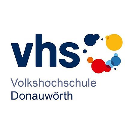 Logo der Volkshochschule Donauwörth mit den kleingeschriebenen dunkelblauen Buchstaben vhs und farbigen Kreisen rechts davon. Darunter der Schriftzug Volkshochschule Donauwörth in dunkelblauer Farbe. Alles auf weißem Hintergrund.