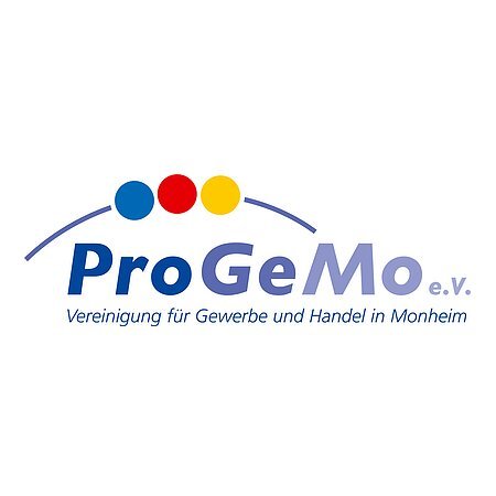 Logo der "ProGeMo e.V. Monheim eine Vereinigung für Gewerbe und Handel in Monheim“ mit drei farbigen Punkten über dem Schriftzug und einer Linie links und rechts davon auf weißem Hintergrund.