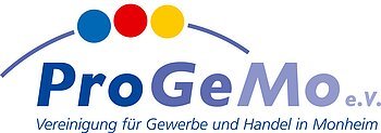 Logo der "ProGeMo e.V. Monheim eine Vereinigung für Gewerbe und Handel in Monheim“ mit drei farbigen Punkten über dem Schriftzug und einer Linie links und rechts davon auf weißem Hintergrund.