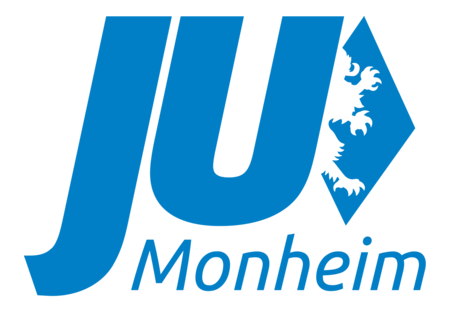 Logo der "jungen Union Monheim" mit blauen Großbuchstaben „JU“ und dem Schriftzug „Monheim“ darunter, rechts ein blaues Rautensymbol mit weißem Löwenumriss darin.