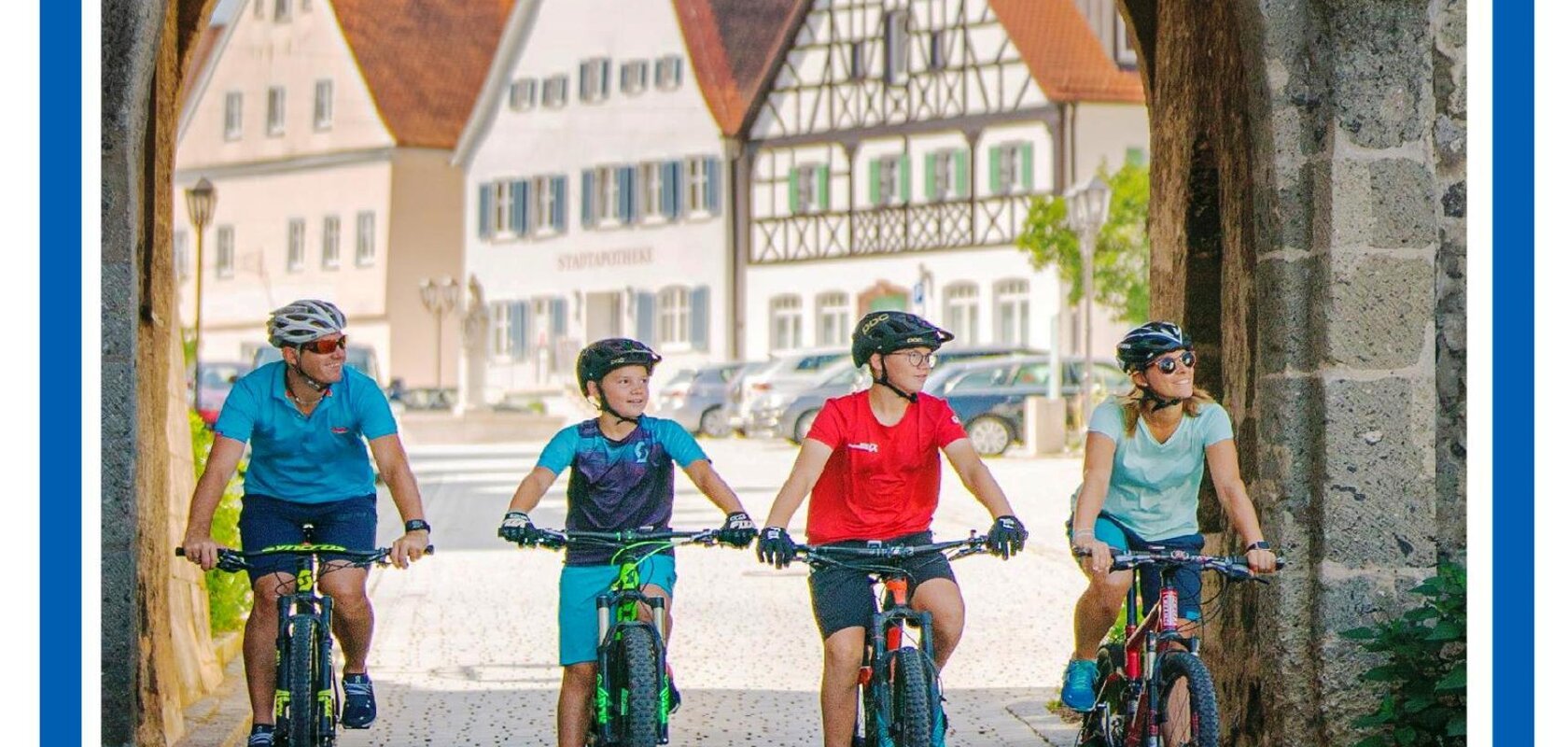 Ein blau/weißes Plakat zum Stadtradeln: Vier Personen fahren mit Fahrrädern durch einen Torbogen in der Stadt Monheim. Unter dem Bild der Text: "Stadtradeln Monheim 2025" und weitere Angaben zum Datum; Uhrzeit und dem Ort. Unten rechts im Eck, das Logo der Stadt Monheim und ein QR-Code.