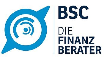 Logo mit blauem Kreis und zwei blauen Dreiecken links und rechts am Kreis. Im Kreis abwechselnd Halbkreise versetzt die nach unten kleiner werden, mit einem abschließenden kleinen Kreis in blau. Rechts davon der Text „BSC DIE FINANZ BERATER“ auf weißem Hintergrund in schwarz mit Großbuchstaben.
