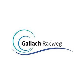 Logo mit einer blauen Wellenlinie, darauf zwei hellblaue offene Kreisen links und rechts davon der Schriftzug „Gailach Radweg“ in schwarz. Alles auf weißem Hintergrund.