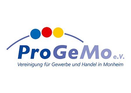 Logo der "ProGeMo e.V. Monheim eine Vereinigung für Gewerbe und Handel in Monheim“ mit drei farbigen Punkten über dem Schriftzug und einer Linie links und rechts davon auf weißem Hintergrund.