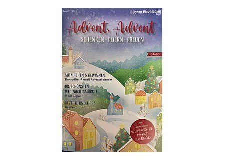 Titelblatt einer Ausgabe 2025 mit winterlicher Dorfillustration und Text zu Advent, Weihnachtsmärkten und Rezepten. Schneebedeckte Straße mit Kirche und Häusern