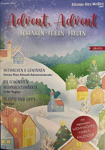 Titelblatt einer Ausgabe 2025 mit winterlicher Dorfillustration und Text zu Advent, Weihnachtsmärkten und Rezepten. Schneebedeckte Straße mit Kirche und Häusern