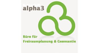 Logo mit grünem geschwungenem Symbol einer 3 und des Buchstabens a und Text „alpha3 in grau oben links im Bild. Unter dem Symbol der Slogan "Büro für Freiraumplanung & Geomantie“ auf weißem Hintergrund.