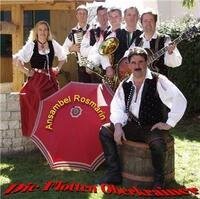 Sieben Personen in Trachten posieren mit Musikinstrumenten und einem roten Schirm mit der Aufschrift „Ansambel Rosmarin“. Eine Person im Vordergrund sitzt auf einem Holz-Bierfass. Auf dem Foto unten in rot die Aufschrift "Die flotten Oberkrainer"