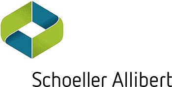 Logo mit einem grün-blauem stilisierten Quadrat mit abgerundeten Ecken links im Bild. Darunter der Text „Schoeller Allibert“ in schwarz auf weißem Hintergrund.