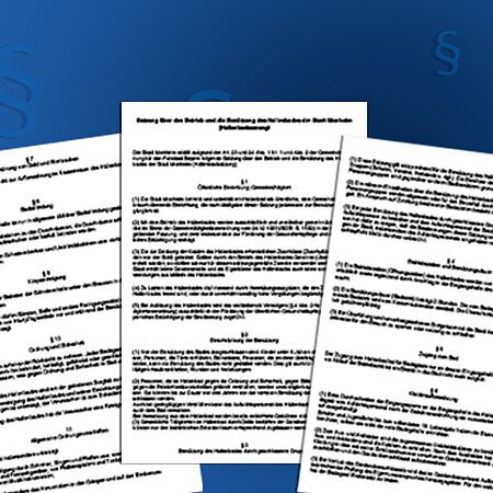 Drei unscharfe Seiten eines Gesetzestextes nebeneinander vor blauem Hintergrund mit Paragraphenzeichen.