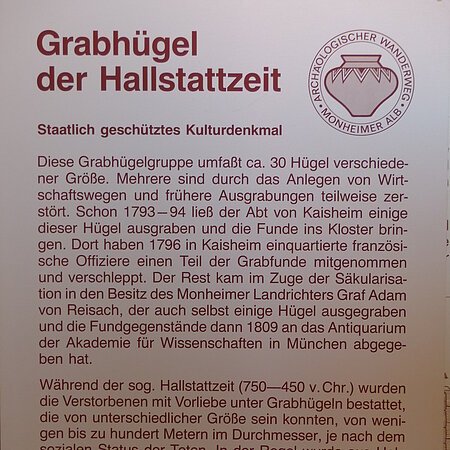 Hinweistafel zu Grabhügeln der Hallstattzeit mit Text zur Geschichte und Bedeutung, staatlich geschütztes Kulturdenkmal.