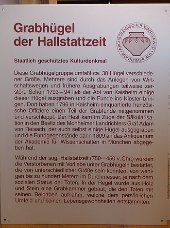 Hinweistafel zu Grabhügeln der Hallstattzeit mit Text zur Geschichte und Bedeutung, staatlich geschütztes Kulturdenkmal.