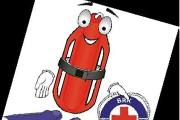 Rettungsboje mit einem lächelnden Gesicht, Händen, Schwimmflossen an den Füßen, einem Schwarzen Gürtel um den Bauch und einem blauen Rettungsring mit der Aufschrift "BRK Wasserwacht" auf weißem Hintergrund.