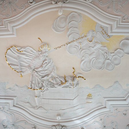 Deckenfresko aus Stuck im Monheimer Rathaus mit einer biblischen Szene, einem Mann mit Schwert und einem Engel auf Wolken mit Schriftrolle.