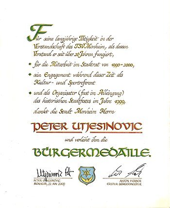 Urkunde der Stadt Monheim zur Verleihung der Bürgermedaille an Peter Utjesinovic, datiert am 22. Mai 2007.