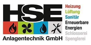 Logo der Firma HSE in Monheim mit den Großbuchstaben HSE in schwarz und vier darunterliegenden Symbolen für Haustechnikleistungen in Form von Feuer, Ventilator, Wassertropfen und Werkzeuge. Unter den Symbolen der Schriftzug "Anlagentechnik GmbH". Rechts davon folgende Wörter untereinander: Heizung, Lüftung, Sanitär, Erneuerbare Energien, Schlosserei und Sprenglerei.