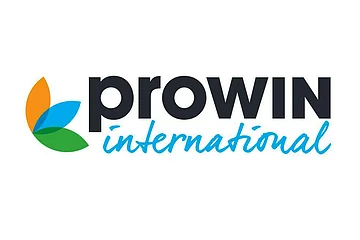 Logo mit drei Blättern in Orange, Blau und Grün neben dem Schriftzug „proWIN international“ in Schwarz und Blau