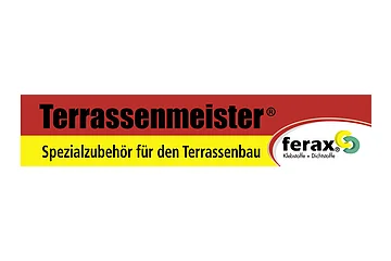 Logo der Firma "ferax" mit dem Schriftzug „Terrassenmeister in schwarz auf rotem Hintergrund. Darunter der Schriftzug  "Spezialzubehör für den Terrassenbau“ in schwarz auf gelben Hintergrund. Rechts davon auf weißem Hintergrund in schwarz das ferax-Logo für Klebstoffe und Dichtstoffe.