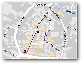 Kartenausschnitt aus Monheim mit Straßen und markiertem Weg von der Bahnhofstraße über Jahnstraße, dem Marktplatz, der Kirchstraße bis zur Raiffeisenstraße.