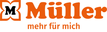 Logo der Müller Handels GmbH mit einem stilisierten orangefarbenem Vierblätt-Rahmen  mit weißen Hintergrund darin und einem schwarzen M als Großbuchstabe. Rechts davon der orangefarbene Schriftzug „Müller mehr für mich“.