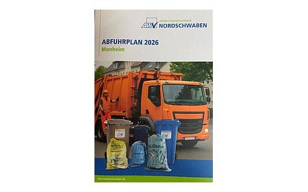 Abfuhrplan 2026 Monheim mit orangenem Müllwagen, Mülltonnen und Säcken vor Wohnhäusern und Mann in Warnkleidung