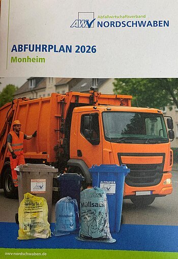 Abfuhrplan 2026 Monheim mit orangenem Müllwagen, Mülltonnen und Säcken vor Wohnhäusern und Mann in Warnkleidung