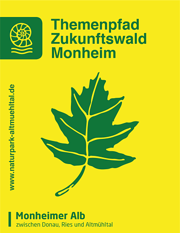 Gelbes Schild zum Themenpfad Zukunftswald in Monheim mit gleichnamigen Schriftzug, mit grünem Blatt in der Mitte auf gelbem Hintergrund und einer Webadresse www.naturpark-altmuehltal.de, vertikal links. Neben dem Schriftzug eine Abbildung eines Schneckenfossils.