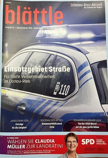 Titelblatt der Zeitschrift "blättle" von Donau-Ries Ausgabe Nr. 66 für Januar/Februar 2026 mit hellblauer Umrandung. Titelseite: Polizeiauto mit Blaulicht und Text zu Verkehrssicherheit im Donau-Ries, darunter Wahlwerbung für Claudia Müller zur Landrätin.