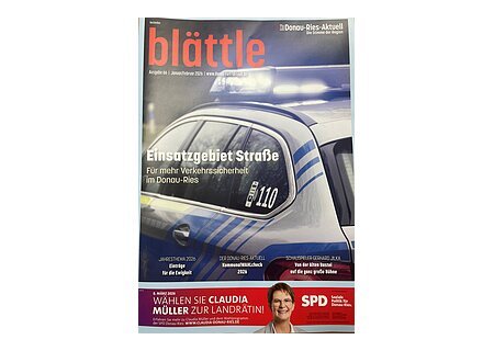 Titelblatt der Zeitschrift "blättle" von Donau-Ries Ausgabe Nr. 66 für Januar/Februar 2026 mit hellblauer Umrandung. Titelseite: Polizeiauto mit Blaulicht und Text zu Verkehrssicherheit im Donau-Ries, darunter Wahlwerbung für Claudia Müller zur Landrätin.