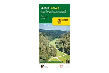 Flyer zum Gailach-Radweg in der Monheimer Alb, mit dem gleichnamigen Titel in weiß und gelb auf grünem Hintergrund. Dabei eine Luftaufnahme eines Radwegs durch grüne Wiesen und dichten Wald. Unten links das Logo der Stadt Monheim unten rechts das Logo von Markt Mörnsheim.