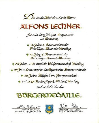Urkunde der Stadt Monheim für Alfons Lechner für langjähriges Engagement im Ehrenamt mit Aufzählung der Tätigkeiten und Verleihung der Bürgermedaille, darunter zwei Unterschriften und ein Wappen der Stadt Monheim. Datiert 17. Januar 2024.