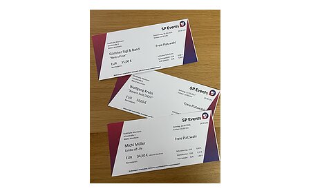 Kartenvorvekauf in der Tourist-Information Monheim. Muster für Konzertkarten von SP Events in der Stadthalle Monheim mit Künstlernamen, Datum und Preisen auf Holztisch. Günter Sigl, Michl Müller und Wolfgang Krebs .