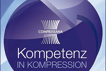 Auszeichnung von "Compressana" mit dem Schriftzug „Kompetenz in Kompression“ und Hinweis auf zertifizierten Fachbetrieb für Kompressionstherapie. Blauer Kreis mit einem anschließenden Pfeil von unten nach oben am Kreis entlang, in der Mitte der Auszeichnung. Oben links im Eck die Angabe der Webseite "www.compressana.de"