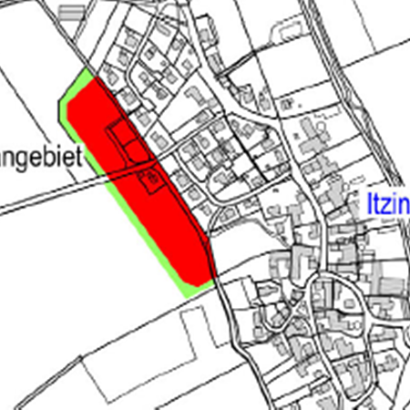 Kartenausschnitt mit rotem Plangebiet "Beim Biberfeld" westlich von Itzing, Straßen und Gebäude schematisch dargestellt.
