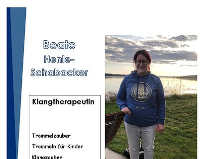 Klangtherapeutin / Klangmassage-Therapeutin Beate Henle-Schabacker Weißes Plakat mit Text zu Klangtherapie-Angeboten und Kontaktdaten der Klangtherapeutin Beate Henle-Schabacker. Daneben ein Foto einer Frau mit Brille, blauem Pullover und grauen Jeans vor einem See bei Sonnenuntergang.