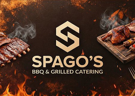 SPAGO's BBQ & GRILLED CATERING - BANNER Logo von Spago’s BBQ & Grilled Catering mit gegrilltem Fleisch, Flammen und Rauch auf dunklem Hintergrund.