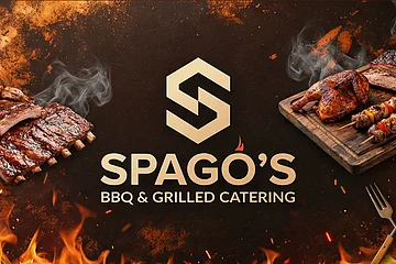 Logo von Spago’s BBQ & Grilled Catering mit gegrilltem Fleisch, Flammen und Rauch auf dunklem Hintergrund.