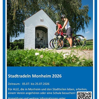 Zwei Radfahrer mit Helm vor einer kleinen weißen Kapelle, umgeben von Bäumen und Wiese, bei Sonnenschein. Plakat zur Stadtradelaktion 2026 vom 05.-25.07.2026 in Monheim