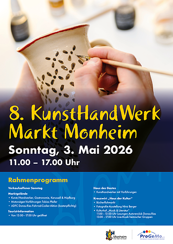 Hände bemalen eine Keramiktasse mit Text  KunstHandWerkMarkt Monheim am 3. Mai 2026 von 11 bis 17 Uhr und Infos zum Rahmenprogramm