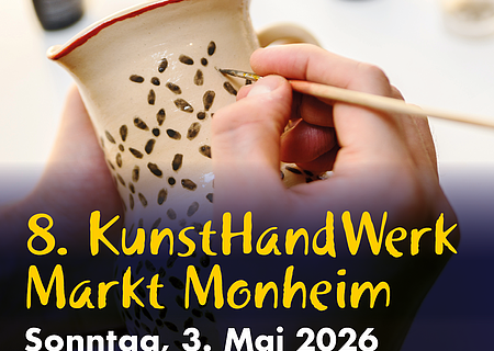 Hände bemalen eine Keramiktasse mit Text  KunstHandWerkMarkt Monheim am 3. Mai 2026 von 11 bis 17 Uhr und Infos zum Rahmenprogramm