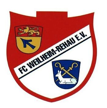 Wappen mit rotem Rand, oben ein gelbes Schild mit Löwe auf rotem Hintergrund, unten ein blaues Schild mit Lamm und Schlüsseln auf weißen Hintergrund, mittig im Wappen steht quer der Text: FC Weilheim-Rehau e.V.